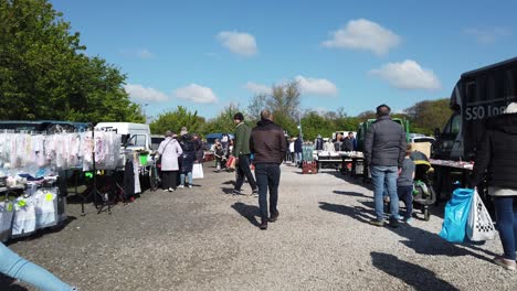 Mercado-De-Pulgas-Gente-Navegando-Ocupado-El-Fin-De-Semana-Británico-En-El-Maletero-Del-Coche-Venta-De-Mercancías-No-Deseadas