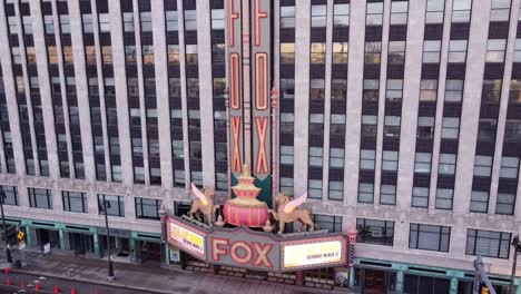 Facade-Exterior-Of-The-Famous-Fox-Theatre-In-Detroit-Downtown-In-Michigan,-USA