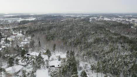 Vista-Aérea-En-Movimiento-Hacia-Adelante-De-La-Zona-Residencial-&quot;pitkämäki&quot;-En-Invierno-Después-De-La-Nevada-Cuando-Todo-Está-Cubierto-De-Nieve