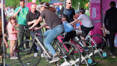 Radsportfans-Genießen-Virtuelles-Fahrerlebnis-In-Der-Fanzone-Des-Giro-D&#39;Italia