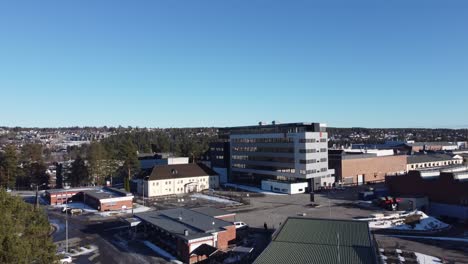 Sede-Aeroespacial-Y-De-Defensa-De-Kongsberg-En-Noruega---Fabricante-De-Misiles-Y-Sistemas-De-Armas-Militares-Avanzados---Observación-Aérea-Ascendente-Enorme-Edificio-De-Oficinas-Con-Logo-En-El-Soleado-Día-De-Invierno