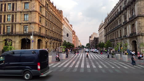 Stabile-Aufnahme-Verschiedener-Verkäufer-Am-Eingang-Zum-Zocalo-In-Mexiko-Stadt