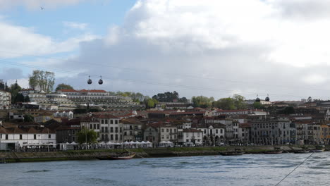 Teleférico-De-Gaia-Sobre-Los-Tejados-De-La-Ciudad-De-Porto