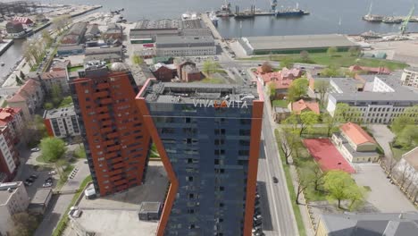 Vista-Aérea-De-Un-Rascacielos-Con-Forma-De-Letra-K-En-Klaipeda