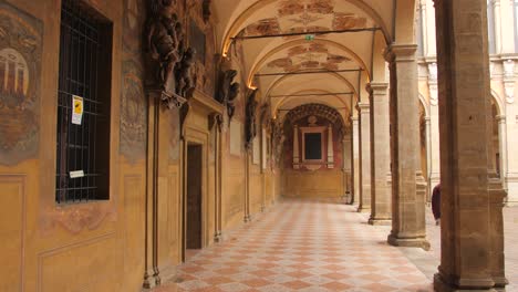 Schöne-Aussicht-Auf-Den-Innenhof-Portikus-Des-Historischen-Und-Berühmten-Archiginnasio-In-Bologna,-Italien