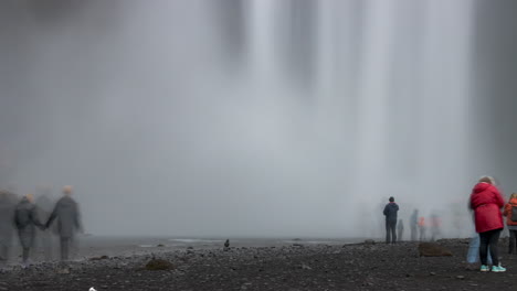 Multitudes-De-Turistas-En-La-Cascada-De-Skogafoss-Islandia,-Cierran-El-Lapso-De-Tiempo