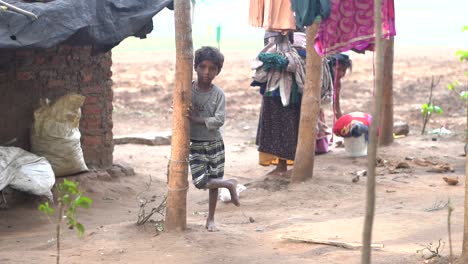 Pobre-Niño-Juzgable-De-Karnataka-India-Maharashtra-Indio-Nariz-Corriendo-Jugando-Cerca-De-La-Casa