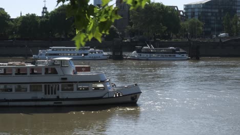 Una-Vista-Increíble-De-Un-Lago-En-Londres-Donde-Algunos-Yates-Flotan-En-El-Agua-En-Un-Día-Soleado