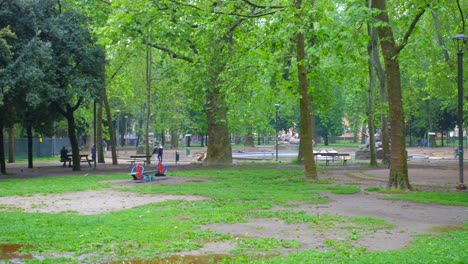 árboles-Densos-Dentro-Del-Parque-Público-De-Montagnola-En-Bolonia,-Italia