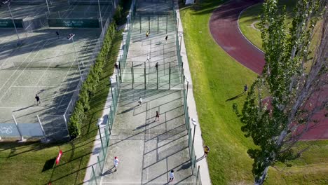 Jóvenes-Jugando-Al-Paddle-En-La-Cancha-Al-Aire-Libre,-Toma-Aérea-De-Drones,-Vista-De-Pájaro-En-Salamanca,-España