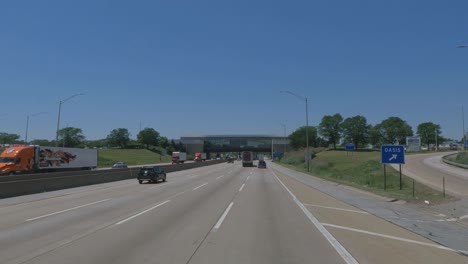 Reisen-Im-Bundesstaat-Illinois,-Mautstraßen-Und-Straßenbau,-Langsamer-Verkehr-Auf-Dem-Rastplatz-Zur-Hauptverkehrszeit-In-Der-Nähe-Von-Südholland