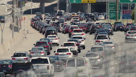 Der-Verkehr-Auf-Der-Autobahn-Bewegt-Sich-In-Der-Sommerhitze-Langsam