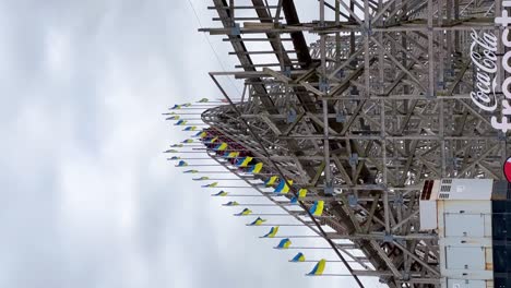 Una-Gran-Montaña-Rusa-De-Madera-En-El-Parque-Tayto-En-Irlanda