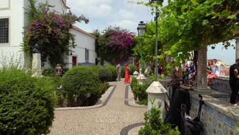 Miradouro-De-Santa-Luiza-Ist-Eine-Begrünte-Terrasse-Und-Einer-Der-Romantischsten-Orte-Der-Stadt