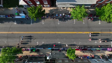 Von-Oben-Nach-Unten-Luftaufnahme-Von-Zuschauern,-Die-Die-Feiertagsparade-In-Den-USA-Verfolgen