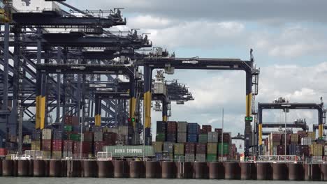 Versandcontainer-Werden-Im-Hafen-Von-Felixstowe,-Suffolk,-Großbritannien,-Gestapelt-Und-Sortiert