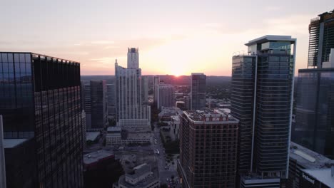 Vista-Aérea-Sobre-Los-Edificios-Del-Centro,-Colorido-Atardecer-En-Austin,-Texaa,-Estados-Unidos