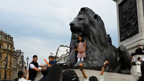 Climbing-the-Lion,-London,-United-Kingdom