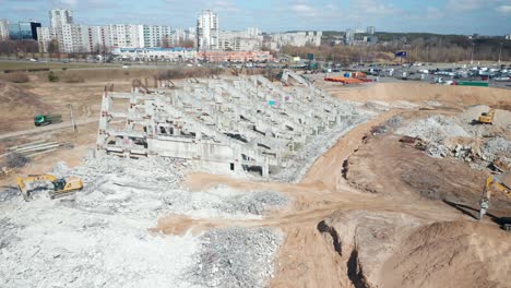 Antena:-Restos-Del-Estadio-Nacional-En-Vilnius-Con-Maquinaria-Pesada-Cerca-Lista-Para-Destruirlo