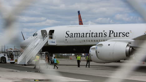 Refugiados-De-Guerra-De-Ucrania-Repatriados-En-Un-Avión-Dc-8-Por-La-Organización-Sin-Fines-De-Lucro-Samaritan&#39;s-Wallet-En-La-Ciudad-De-Toronto,-Ontario,-Canadá---28-De-Mayo-De-2022