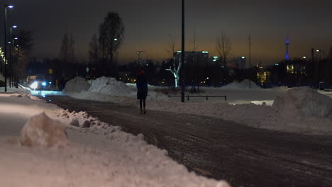 Mujer-Joven-Camina-Por-La-Calle-De-La-Ciudad-Helada-En-Invierno-Oscuro-Antes-Del-Amanecer