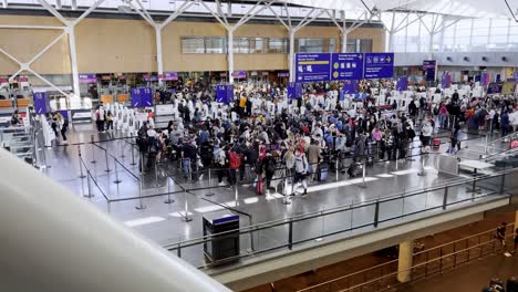 Personas-Haciendo-Fila-En-El-Aeropuerto-Cuando-Acaban-De-Aterrizar-Y-Deben-Pasar-Por-Inmigración