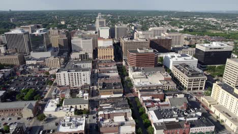 Vista-Aérea-Sobre-El-Centro-De-Wilmington,-Durante-El-Día-En-Delaware,-Ee.uu.---Reversa,-Disparo-De-Dron