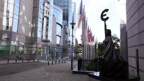 Gente-Caminando-Junto-Al-Edificio-Del-Parlamento-Europeo