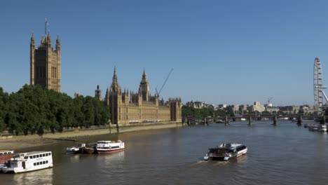 Uber-Barco-Fluvial-Que-Pasa-Por-Las-Casas-Del-Parlamento-El-14-De-Junio-De-2022-Visto-Desde-El-Puente-Lambeth