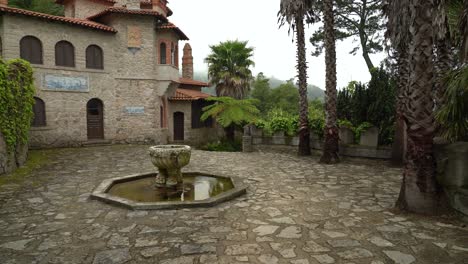 Villa-Sassetti-Y-Fuente-En-La-Montaña-Con-Niebla-Y-Neblina-Nublando-Arriba