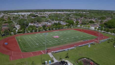 Un-Dron-Aéreo-Disparó-Sobre-Un-Campo-De-Fútbol-Vacío-En-El-Complejo-Deportivo-Del-Ejército-De-Salvación,-En-El-Sur-De-Chicago,-EE.UU.-En-Un-Día-Soleado