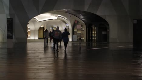 La-Entrada-A-La-Estación-De-Tren-De-Adelaida,-El-Casino-Skycity-Y-Un-Recorrido-Desde-El-Banco-Del-Río-Torrens-Hacia-La-Terraza-Norte