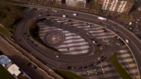 Vista-Aérea-Constante-De-Arriba-Hacia-Abajo-Del-Ojo-De-La-Intersección-De-La-Rotonda-De-Tránsito-En-Arnhem