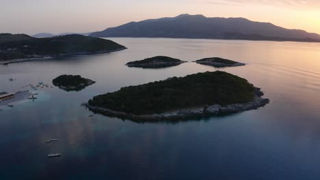 Silueta-De-Hermosos-Islotes-De-Las-Islas-Ksamil-Durante-La-Hora-Dorada-Con-Corfú-Distante