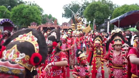 Kelana-Maskentanz-Bei-Der-Aufführung-Des-Traditionellen-Tanzes-Von-Cirebon