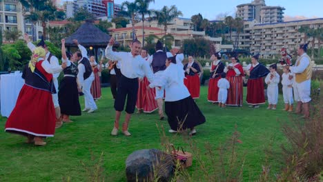 Grupo-De-Personas-Felices-Y-Sonrientes-Realiza-La-Danza-Tradicional-Portuguesa-Bailinho-Da-Madeira-En-Público