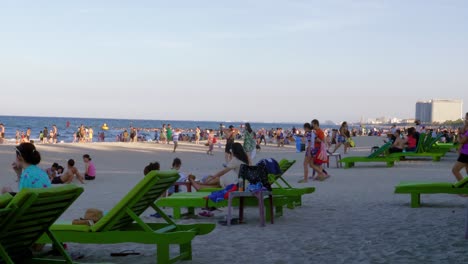 El-Video-Muestra-Una-De-Las-Playas-Más-Pintorescas-Del-Mundo-En-Da-Nang,-Vietnam,-Con-Una-Gran-Cantidad-De-Turistas-Paseando-Por-La-Orilla,-Sentados-En-La-Silla-De-Playa-Y-Divirtiéndose-En-El-Agua