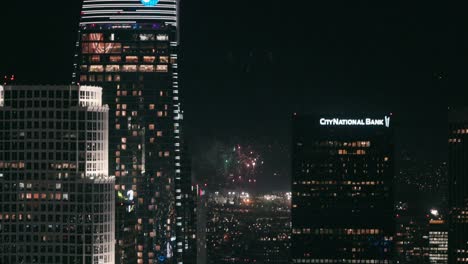 Feuerwerk-In-Der-Ferne-Hinter-Den-Wolkenkratzern-Der-Innenstadt-Von-La