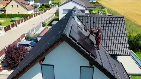 Trabajadores-De-La-Construcción-Instalando-Paneles-Solares-Para-Energía-Verde-Reutilizable---Vista-Aérea