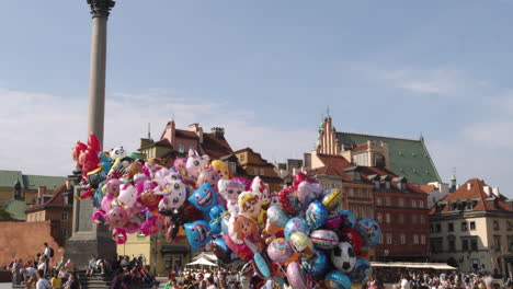 Venta-De-Globos-Bailan-En-El-Viento-Sobre-El-Casco-Antiguo-De-Varsovia