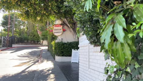 Caminando-Por-La-Entrada-Del-Hotel-Chateau-Marmont-En-Sunset-Boulevard