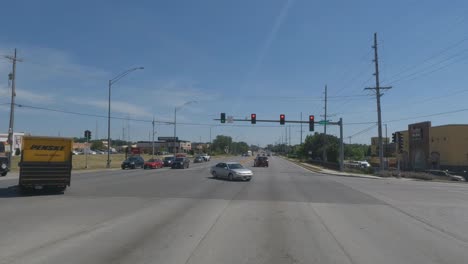 Reisen-In-Der-Gegend-Von-Chicago,-Illinois,-Vororten,-Straßen-Und-Autobahnen-Im-POV-Modus-An-Einer-Roten-Ampel