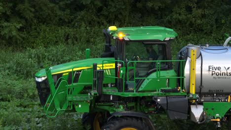 Vergrößerte-Luftaufnahme-Der-Kabine-Einer-John-Deere-Spritze