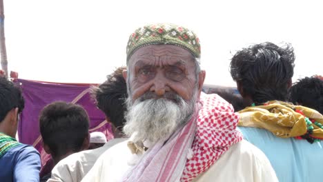 Un-Anciano-De-Sindh-Pakistán-Esperando-En-Línea-Para-Obtener-Ayuda-Del-Campamento-De-Socorro-De-Inundaciones