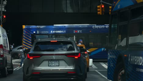 Tráfico-De-La-Ciudad-De-Nueva-York-En-Luz-Roja