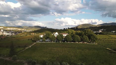 Vista-Aérea-De-Quinta-Da-Pacheca-El-Lujoso-Hotel-Wine-House-En-Lamego,-En-El-Corazón-De-La-Región-Del-Duero,-Está-Rodeado-De-Extensos-Terrenos-Privados-Con-Viñedos