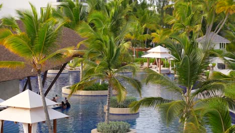 La-Gente-Disfruta-De-La-Piscina-Y-El-Jacuzzi-En-Un-Resort-Todo-Incluido