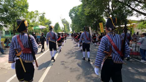 Eine-Parade-Von-Palastsoldaten,-Die-Hand-In-Hand-Gehen