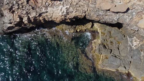 Las-Olas-Rompen-En-Formaciones-De-Piedra-De-La-Bahía