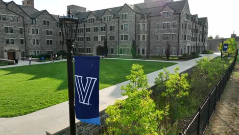 Logo-De-La-Universidad-De-Villanova-Colgando-Fuera-Del-Alojamiento-Para-Estudiantes-En-El-Campus